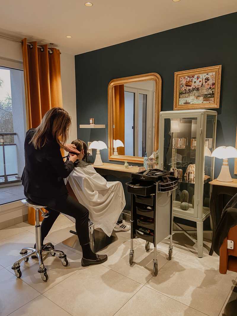 Un photo des deux espaces coiffure prise de l'espace détente